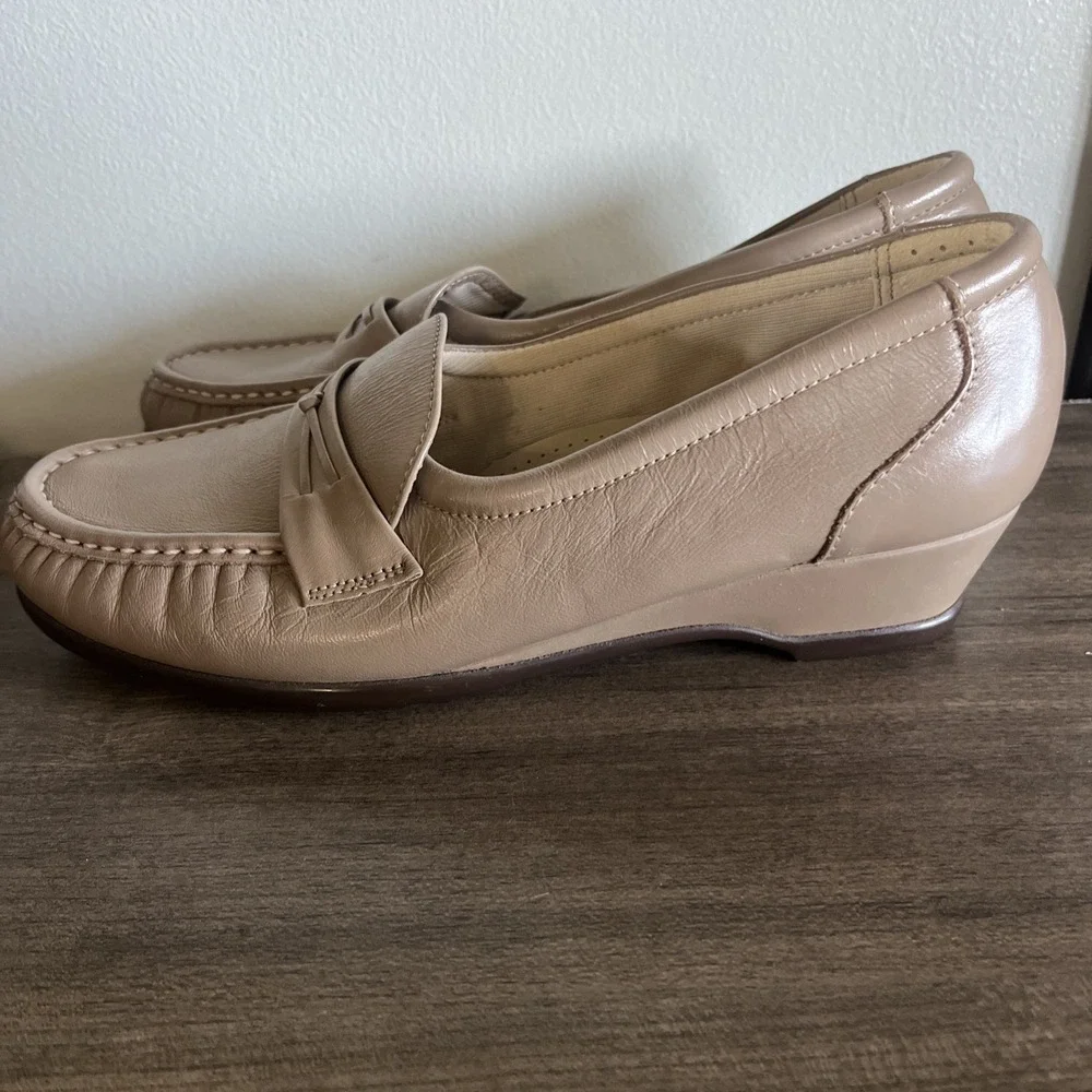 SAS Wedge Shoes 7 Leather Slip On Loafer Tripod Comfort Tan Barely Worn READ